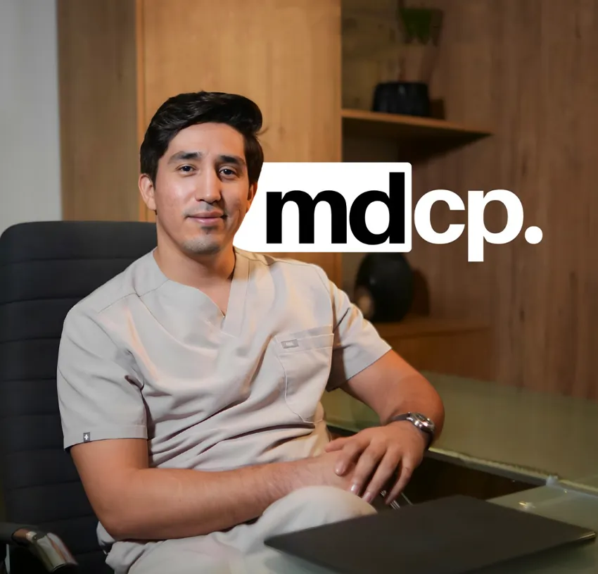 Dr. Mauricio de la Concha en su consultorio