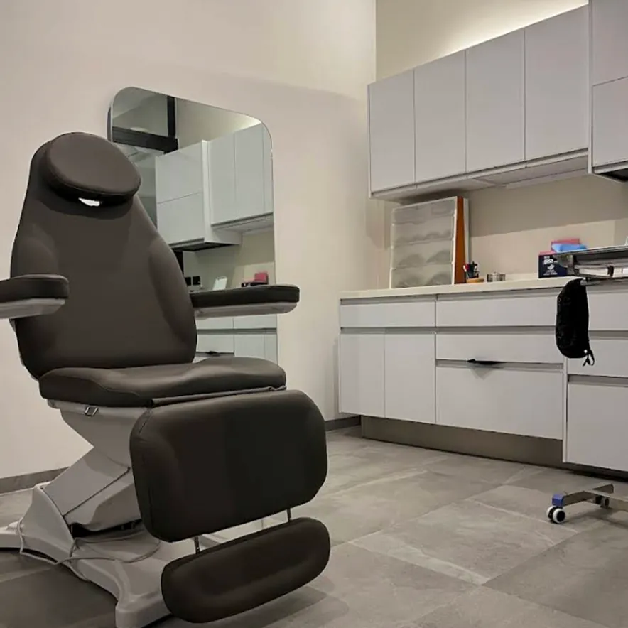 Dr. Mauricio de la Concha en su consultorio